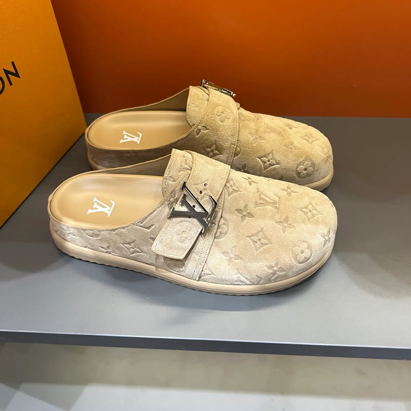 P360, 38-45 LV Easy 2025 new men's casual sandals, made of suede cow leather, with Monogram pattern to highlight the trendy style. Adjustable straps illuminated with LV letters, while a resilient insole and micro outsole provide lightweight comfort. Made of suede cow leather with embossed Monogram pattern and brand element metal hardware✅Adjustable straps➕Tough insole‼ ️Micro outsole. Comfortable and easy to wear‼ ️ P: 360, size: 38-45